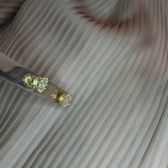 Fashion Crown Zircon Stud Yellow Gold Tone Earrings - Picture 13 of 15